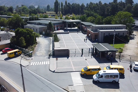 Alumnos Colegio Los Cipreses disfrutando de los espacios del colegio